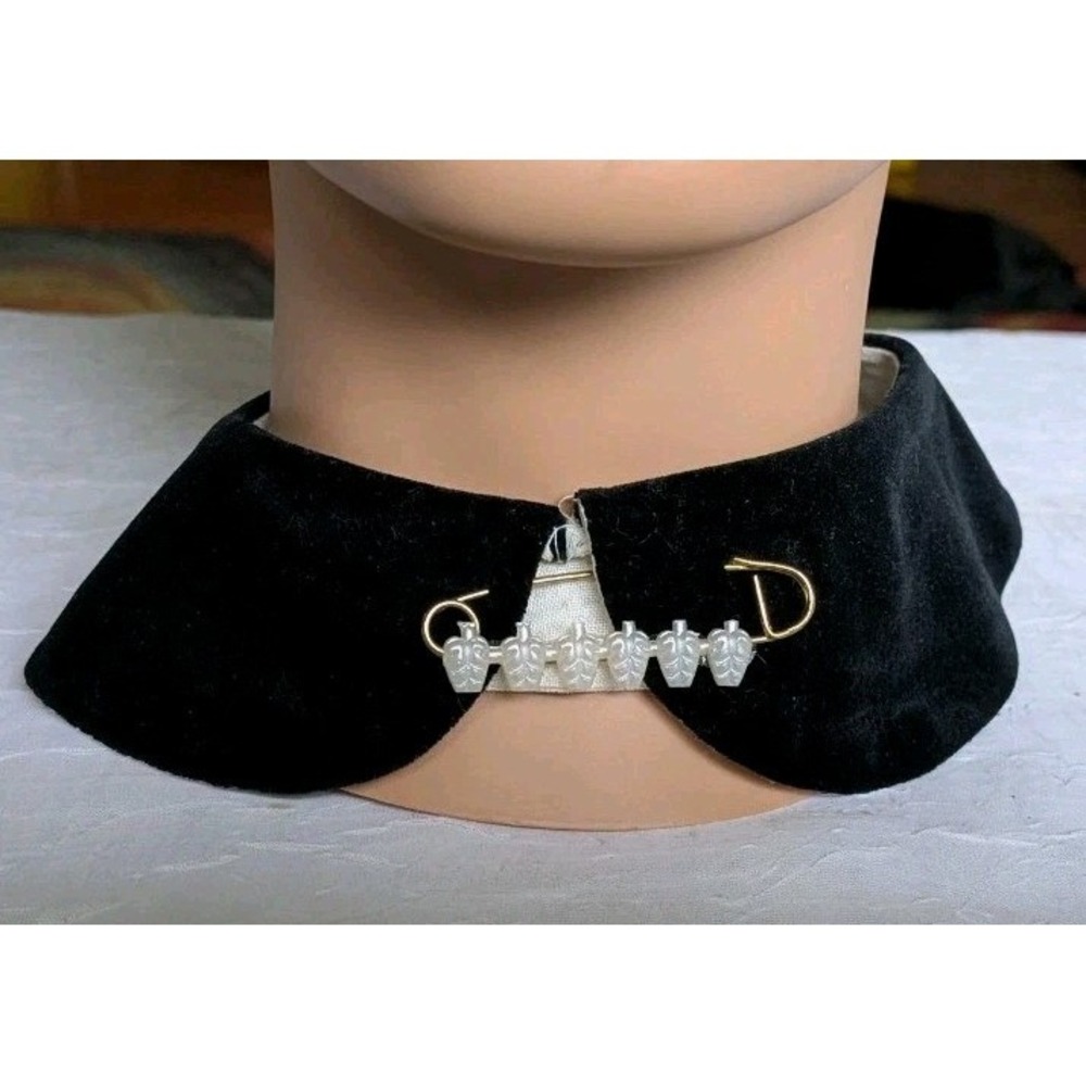 Black Velvet Collar Removable With Brooch Pin Peter Pan Faux Mock GrannyCore Vtg - Picture 10 of 10